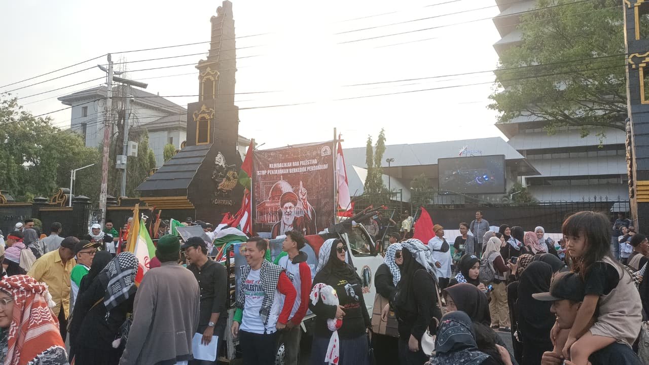 Sejumlah umat Islam dari berbagai kalangan menggelar peringatan Al Quds Day di halaman Gubernuran, Jumat (13/3/2026).