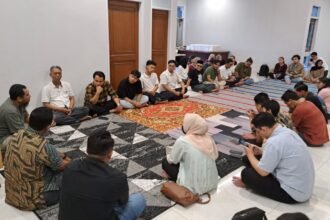 Buka puasa bersama Densus 88, Peradi SAI Semarang, dan sejumlah mahasiswa dari berbagai kampus, di Kantor Bacaaja, Jalan Galunggung No.16, Gajahmungkur, Semarang, Jumat (13/3/2026). (dul)