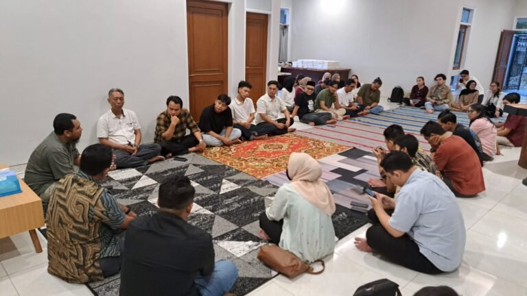 Buka puasa bersama Densus 88, Peradi SAI Semarang, dan sejumlah mahasiswa dari berbagai kampus, di Kantor Bacaaja, Jalan Galunggung No.16, Gajahmungkur, Semarang, Jumat (13/3/2026). (dul)