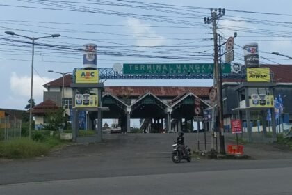 Suasana di pintu masuk Terminal Mangkang, Semarang, masih tampak lengang, Sabtu (14/3/2026). (dul)