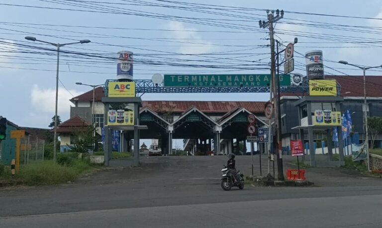 Suasana di pintu masuk Terminal Mangkang, Semarang, masih tampak lengang, Sabtu (14/3/2026). (dul)