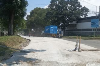 Pengendara melintas di ruas yang jalan yang sedang diperbaikin di kawasan Industri Candi, Semarang, Senin (16/3/2026). (dul)