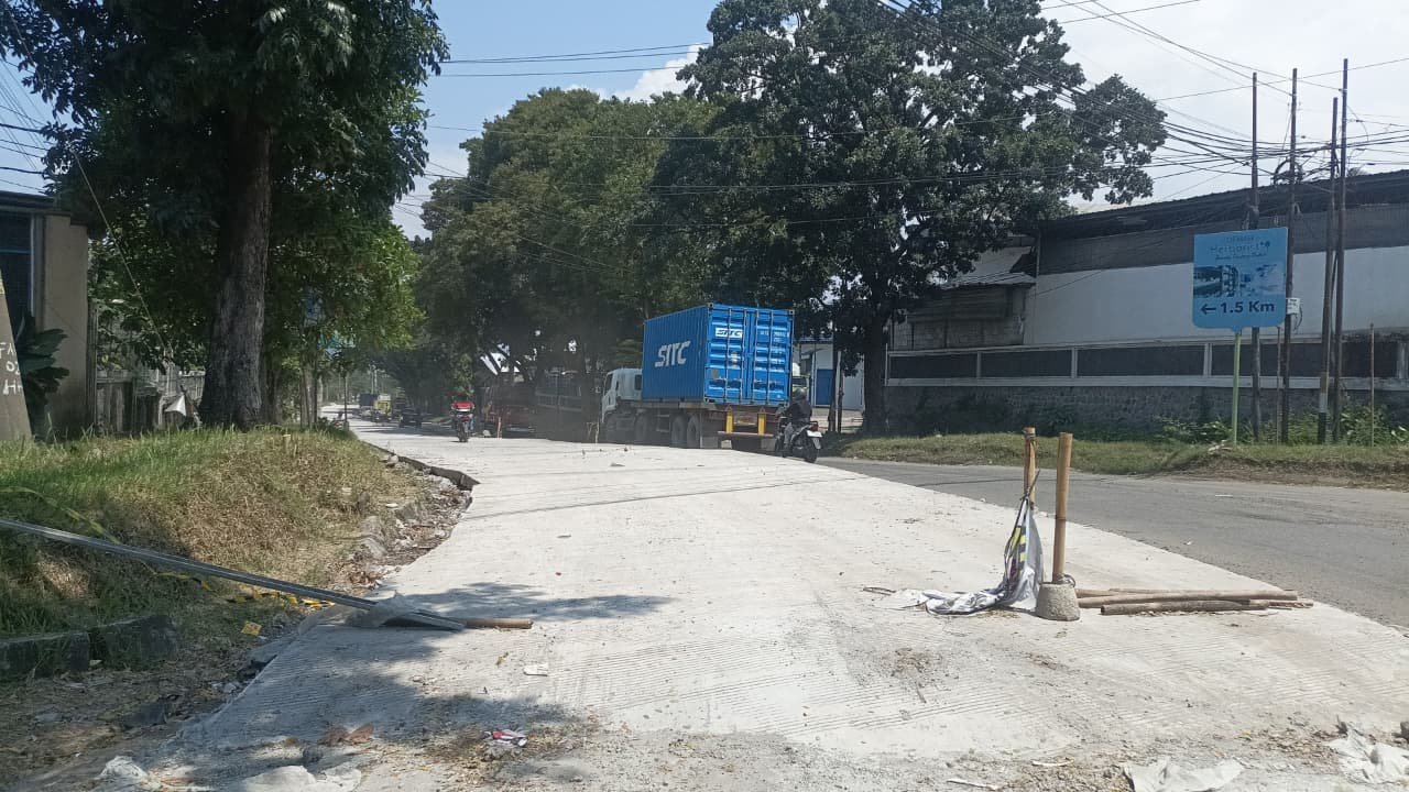 Pengendara melintas di ruas yang jalan yang sedang diperbaikin di kawasan Industri Candi, Semarang, Senin (16/3/2026). (dul)