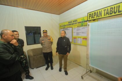 Wali Kota Solo Respati Ardi (kanan), ngecek posko mudik bareng jajaran Forkopimda, Senin (16/3/2026).