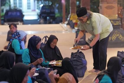 Bupati Temanggung, Agus Gondrong, menjamu sejumlah pemilah sampah di Pendopo Pengayoman, Selasa (17/3/2026).