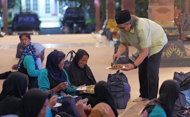 Bupati Temanggung, Agus Gondrong, menjamu sejumlah pemilah sampah di Pendopo Pengayoman, Selasa (17/3/2026).
