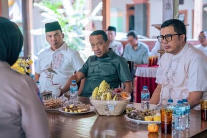 Wakil Ketua DPRD Jateng, M Saleh (kanan), mendampingi Menteri ESDM Bahlil Lahadalia (tengah), berdiskusi dengan Bupati dan jajaran Forkopimda Sragen.