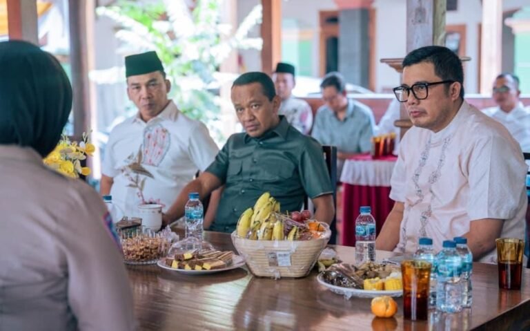 Wakil Ketua DPRD Jateng, M Saleh (kanan), mendampingi Menteri ESDM Bahlil Lahadalia (tengah), berdiskusi dengan Bupati dan jajaran Forkopimda Sragen.