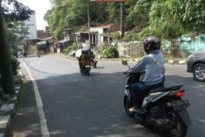 3 pengendara motor yang melintas di turunan gombel. Kamis (26/3/2026). (dul)