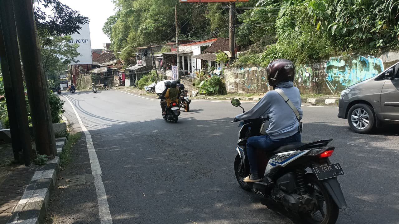 3 pengendara motor yang melintas di turunan gombel. Kamis (26/3/2026). (dul)