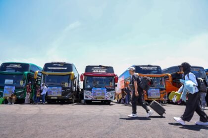 Ilustrasi warga menikmati layanan angkutan mudik hingga angkutan arus balik gratis.