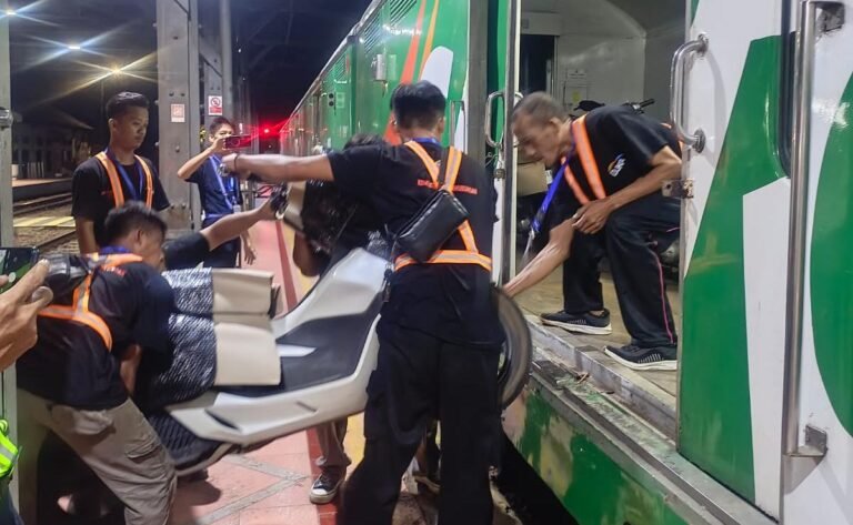 Motor milik pemudik diangkut dengan kereta Daop 4 Semarang. (ist)