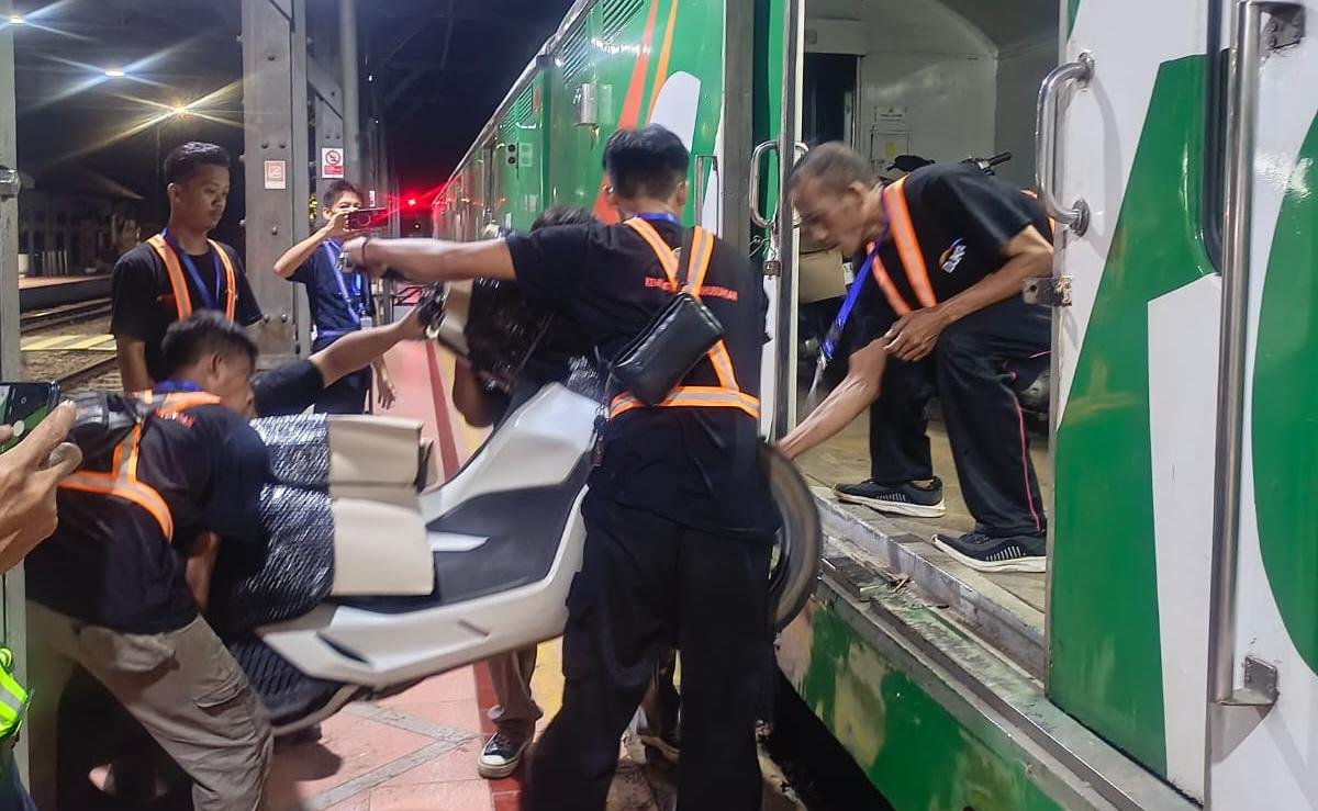 Motor milik pemudik diangkut dengan kereta Daop 4 Semarang. (ist)