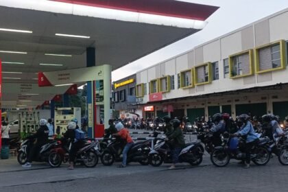 Antrean panjang warga di sebuah SPBU di kawasan Ngaliyan, Kota Semarang, Selasa (31/3/2026). Isu kenaikan harga BBM membuat warga panic buying.