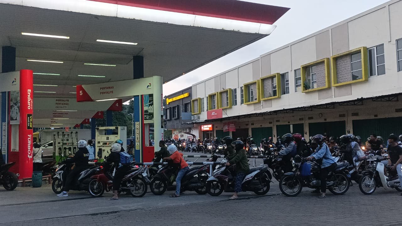 Antrean panjang warga di sebuah SPBU di kawasan Ngaliyan, Kota Semarang, Selasa (31/3/2026). Isu kenaikan harga BBM membuat warga panic buying.