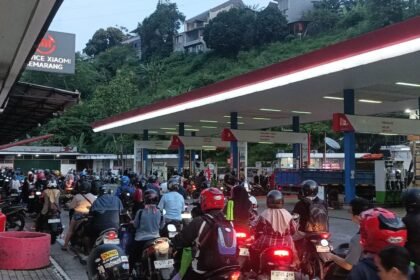 SPBU di Ngaliyan, Kota Semarang, dipadati antrean warga yang hendak mengisi BBM, Selasa (31/3/2026).