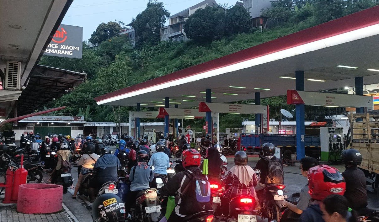 SPBU di Ngaliyan, Kota Semarang, dipadati antrean warga yang hendak mengisi BBM, Selasa (31/3/2026).