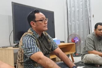 Ketua Komite Pendidikan DPC PERADI SAI Semarang, Imam Setiadi saat paparan dalam diskusi dan buka bersama di kantor bacaaja.co, Jumat (13/3/2026). (bae)