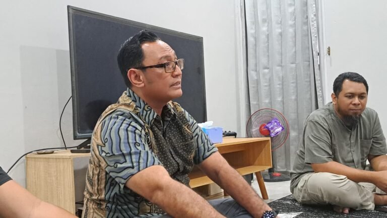 Ketua Komite Pendidikan DPC PERADI SAI Semarang, Imam Setiadi saat paparan dalam diskusi dan buka bersama di kantor bacaaja.co, Jumat (13/3/2026). (bae)