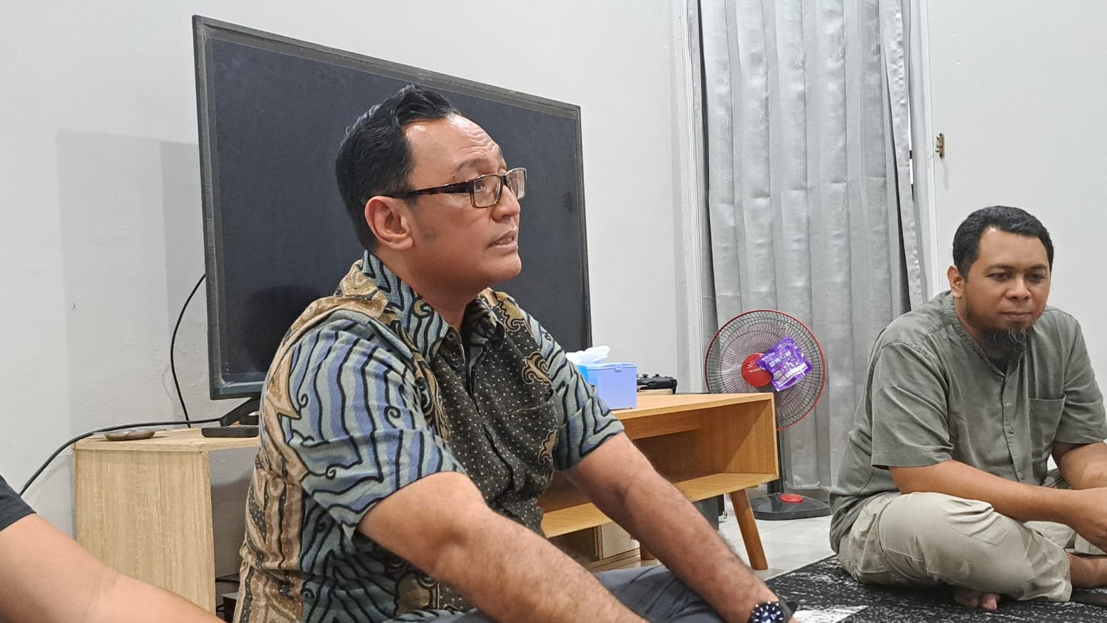 Ketua Komite Pendidikan DPC PERADI SAI Semarang, Imam Setiadi saat paparan dalam diskusi dan buka bersama di kantor bacaaja.co, Jumat (13/3/2026). (bae)