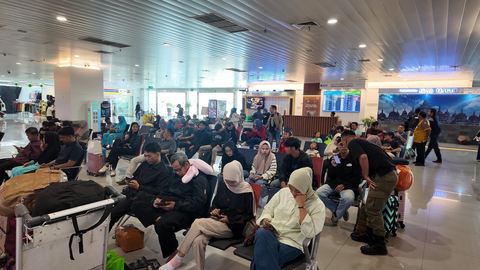 Pengguna angkutan udara memadati area Bandara Ahmad Yani Semarang, Senin (16/3/2026). (ist)