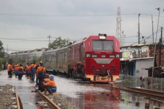 Kereta melaju pelan saat melintasi wilayah banjir di Pekalongan awal tahun lalu. (ist)