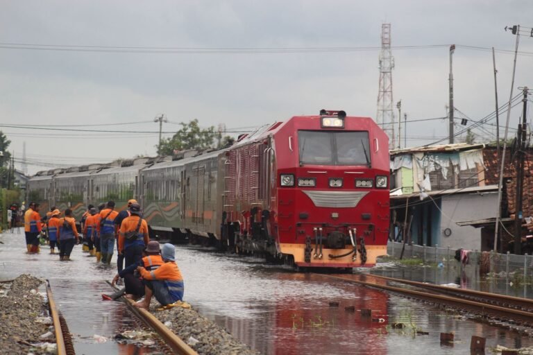Kereta melaju pelan saat melintasi wilayah banjir di Pekalongan awal tahun lalu. (ist)