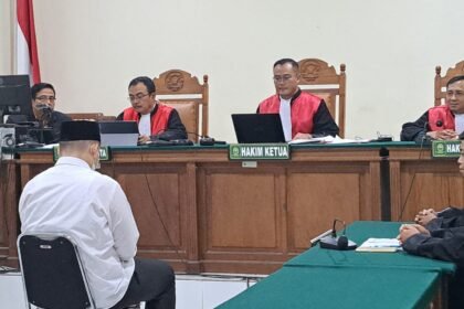 Chiko Radityatama Agung Putra menunduk saat dengar putusan kasus pidananya di PN Semarang, Kamis (5/3/2026). (bae)