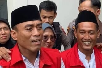 Dua aktivis Pati, Botok-Teguh. Keduanya dijatuhui hukuman 6 bulan penjara, tapi gak perlu dikurung.