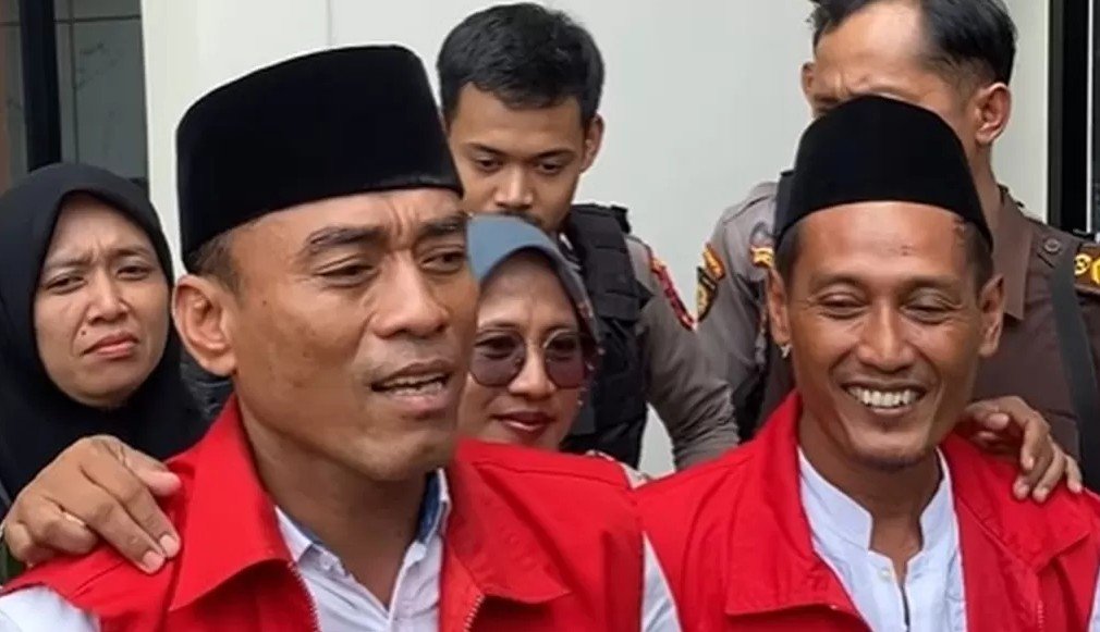 Dua aktivis Pati, Botok-Teguh. Keduanya dijatuhui hukuman 6 bulan penjara, tapi gak perlu dikurung.