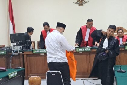 Mahasiswa Undip pembuat konten cabul berbasis AI, Chiko Radityatama Agung Putra mengenakan rompi tahanan usai divonis bersalah. (bae)