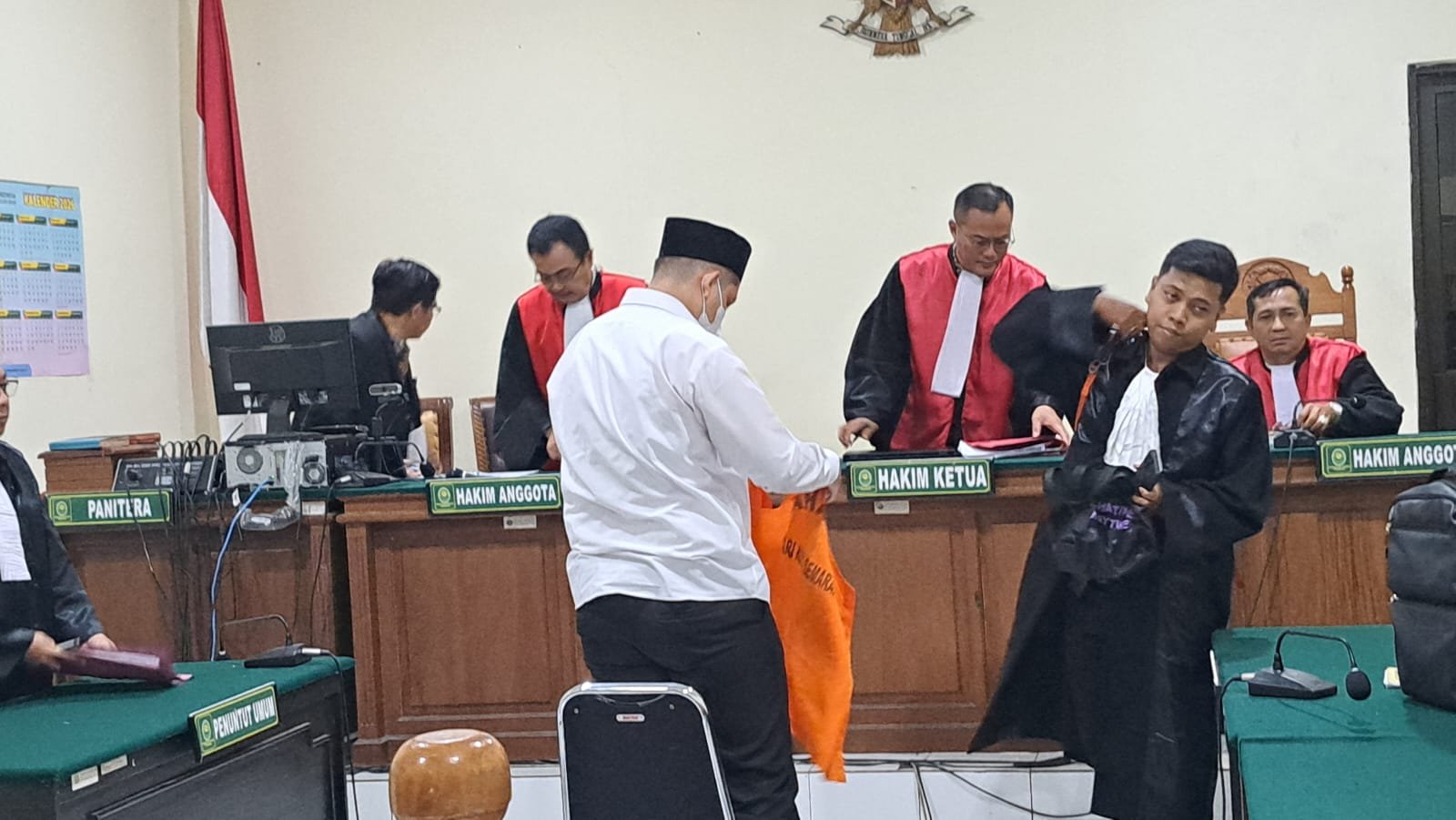 Mahasiswa Undip pembuat konten cabul berbasis AI, Chiko Radityatama Agung Putra mengenakan rompi tahanan usai divonis bersalah. (bae)