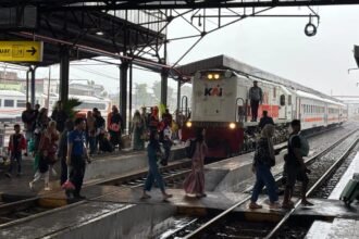 Penumpang kereta api turun dari gerbong kereta di Stasiun Tawang Semarang.