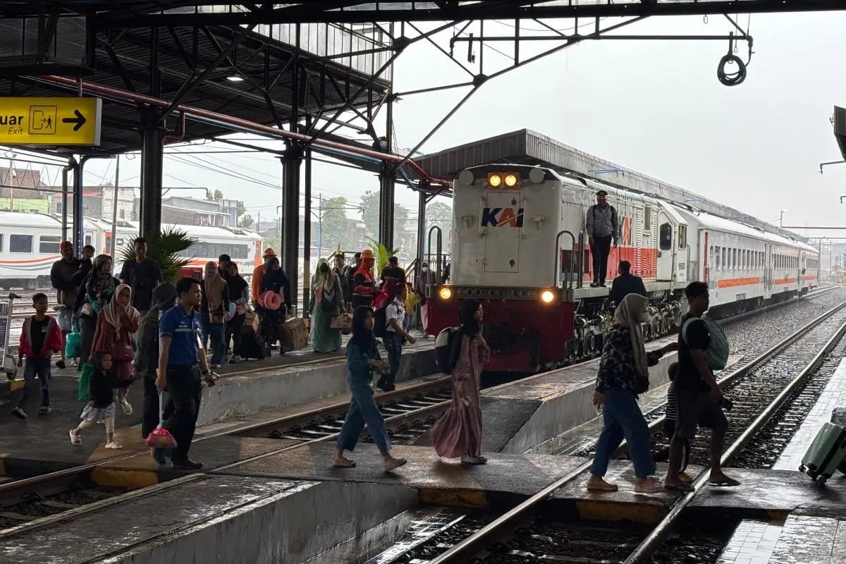 Penumpang kereta api turun dari gerbong kereta di Stasiun Tawang Semarang.