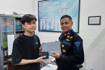 Pengguna layanan kereta api mengambil barang bawaannya yang tertinggal di kereta. (ist)