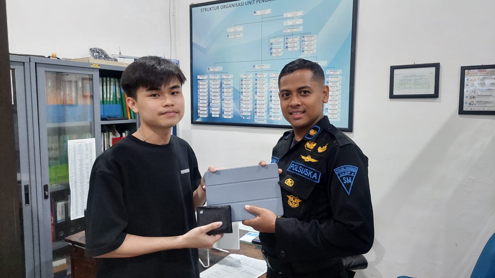 Pengguna layanan kereta api mengambil barang bawaannya yang tertinggal di kereta. (ist)