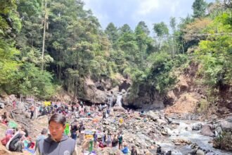Wisatawan memadati area Pancuran 13, Guci, Kabupaten Tegal.
