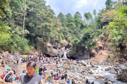 Wisatawan memadati area Pancuran 13, Guci, Kabupaten Tegal.