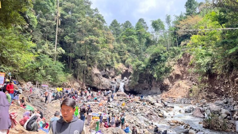 Wisatawan memadati area Pancuran 13, Guci, Kabupaten Tegal.