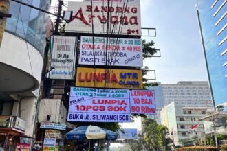 Papan promosi Lumpia Semarang di Jalan Pandanaran, Kamis (12/3/2026). (dul)