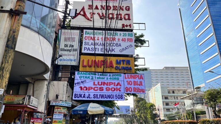 Papan promosi Lumpia Semarang di Jalan Pandanaran, Kamis (12/3/2026). (dul)