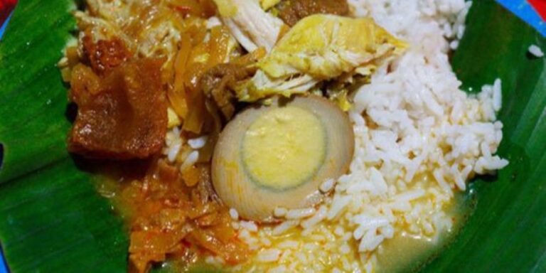 Ilustrasi nasi ayam khas Semarang.