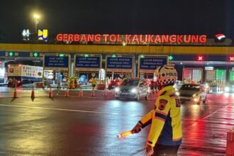 Polisi mengatur lalu lintas di area Gerbang Tol Kalikangkung, Semarang. (ist)