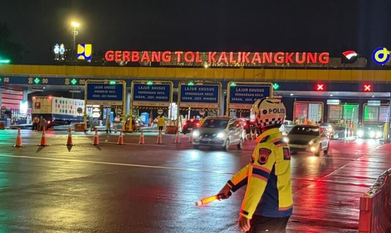 Polisi mengatur lalu lintas di area Gerbang Tol Kalikangkung, Semarang. (ist)