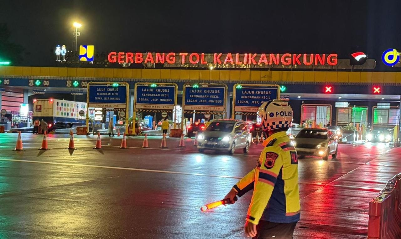Polisi mengatur lalu lintas di area Gerbang Tol Kalikangkung, Semarang. (ist)