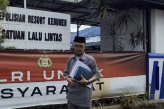 Kuasa hukum keluarga Haji Hasyim, Teguh Purnomo, di depan Satlantas Polres Kebumen.