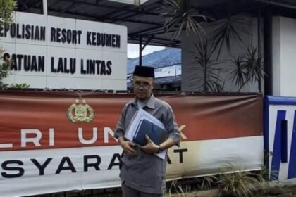 Kuasa hukum keluarga Haji Hasyim, Teguh Purnomo, di depan Satlantas Polres Kebumen.