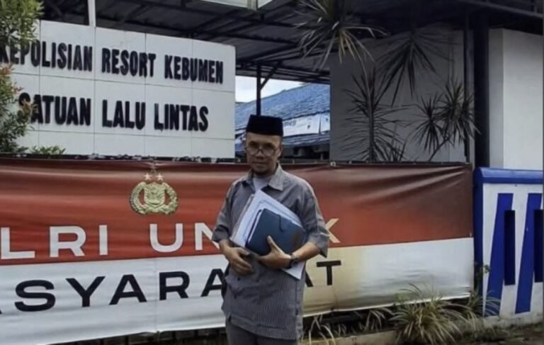 Kuasa hukum keluarga Haji Hasyim, Teguh Purnomo, di depan Satlantas Polres Kebumen.