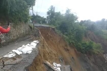 Jalur Kabupaten Karangkobar–Batur di Desa Ratamba, Kecamatan Pejawaran, Banjarnegara, nyaris putus total.