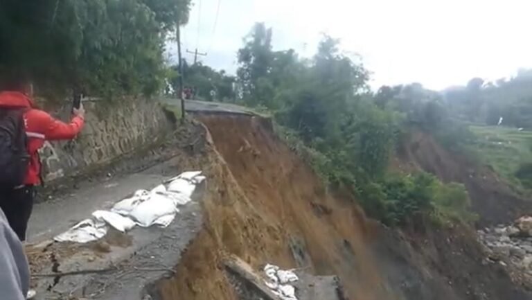 Jalur Kabupaten Karangkobar–Batur di Desa Ratamba, Kecamatan Pejawaran, Banjarnegara, nyaris putus total.